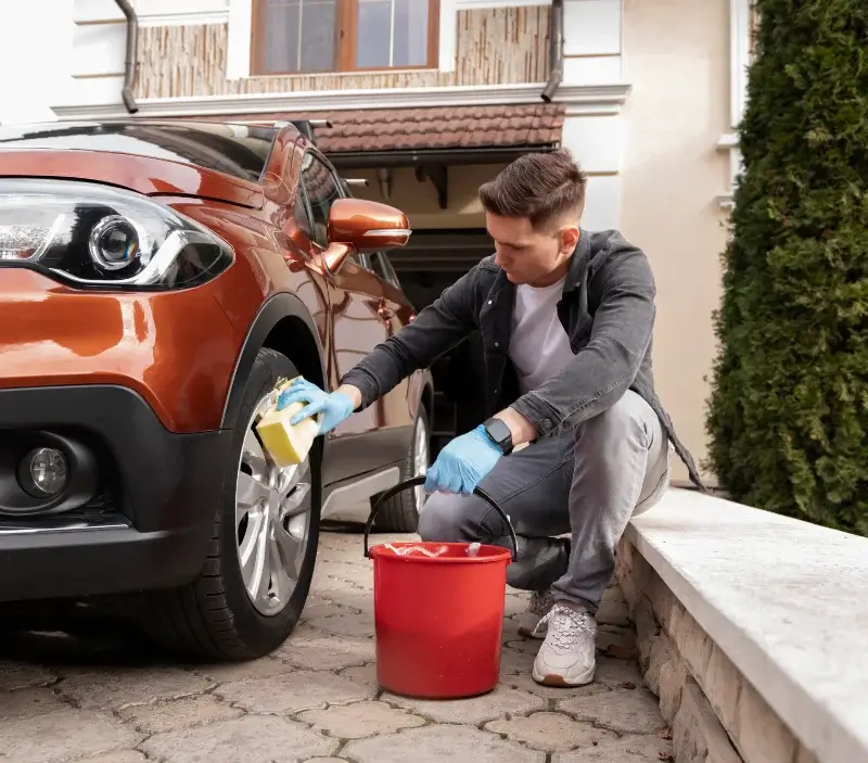 Lavage auto à domicile Salers : professionnel intervenant sur un véhicule